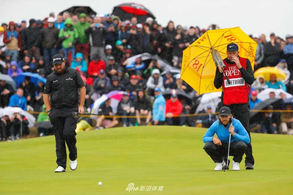 皇家伯克戴尔荣耀时刻:劳瑞捧起葡萄酒壶的辉煌征程 黄昏下的皇家伯克戴尔第十八洞全景,冠军走过的球道泛着金光,看台轮廓巍峨,见证了又一段高尔夫历史的诞生