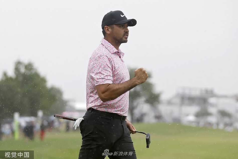 戴伊手捧拜伦·尼尔森赛冠军奖杯，笑容灿烂，眼中重燃昔日世界第一的锋芒