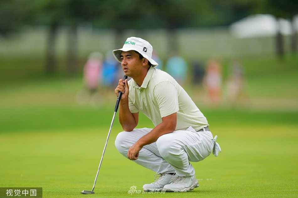 窦泽成在球道上专注地观察线路，作为首位从美巡赛决赛轮领先组出发的中国大陆球员，他神情坚定