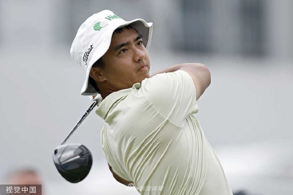 潘政琮在果岭边优雅切杆，手腕伤愈复出后，他的技术依旧细腻精准