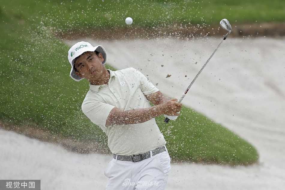 潘政琮推杆入洞后握拳庆祝，复出即获佳绩的喜悦溢于言表