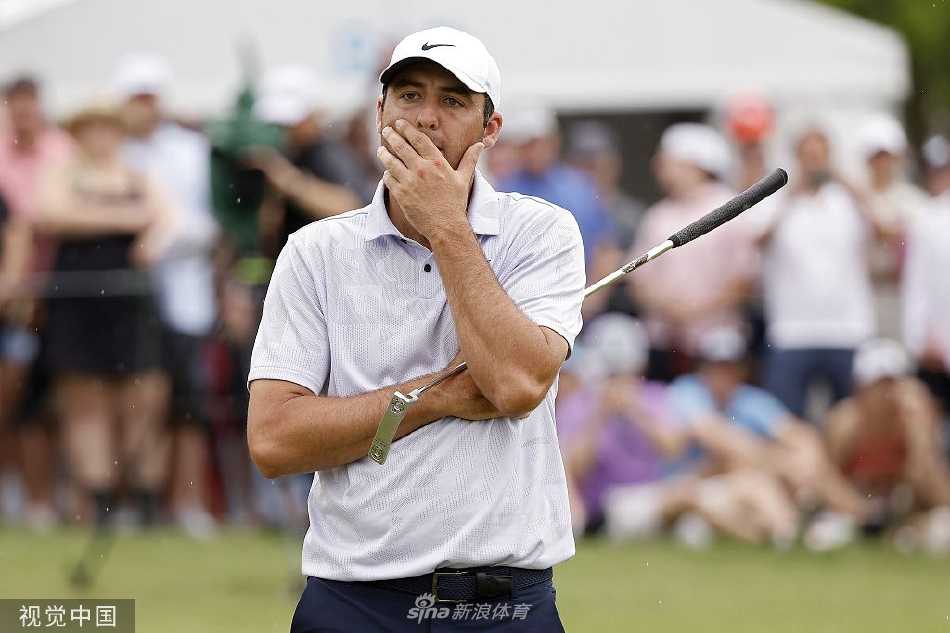 夕阳下的球场宁静壮美，仿佛在为所有参赛者的奋斗与坚持致以无声的敬意