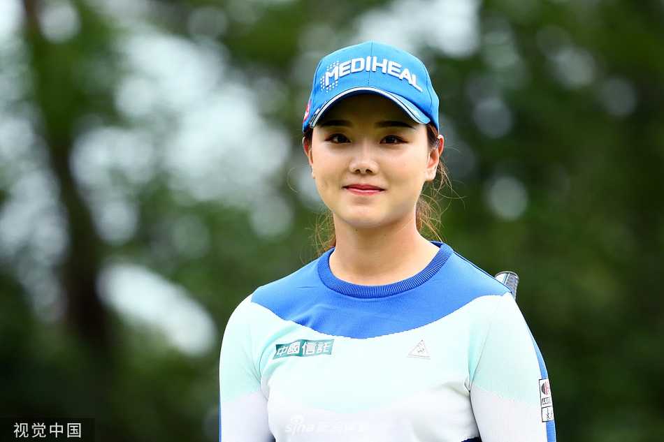 石昱婷完成一轮比赛后露出清新笑容，尽显‘国民甜心’的亲和力