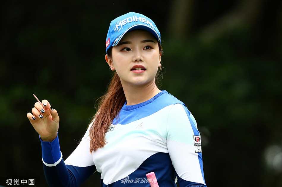 石昱婷漫步于景色优美的静冈球场，背影从容而坚定