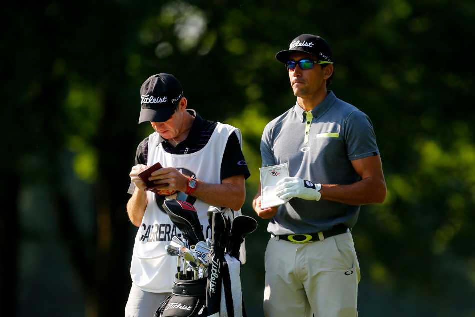 西班牙名将卡布雷拉-贝罗正躬身细致观察果岭起伏，目光如炬地计算着推杆线路，专注的神情仿佛凝固了时间。