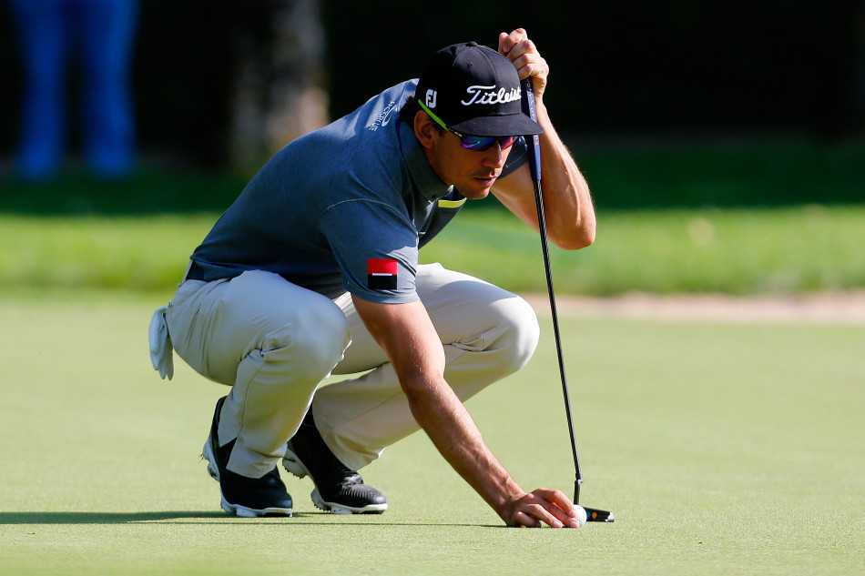 卡布雷拉-贝罗蹲在果岭边，从低角度凝视球洞，他的视线犹如精密仪器，测量着每一寸草皮细微的倾斜。