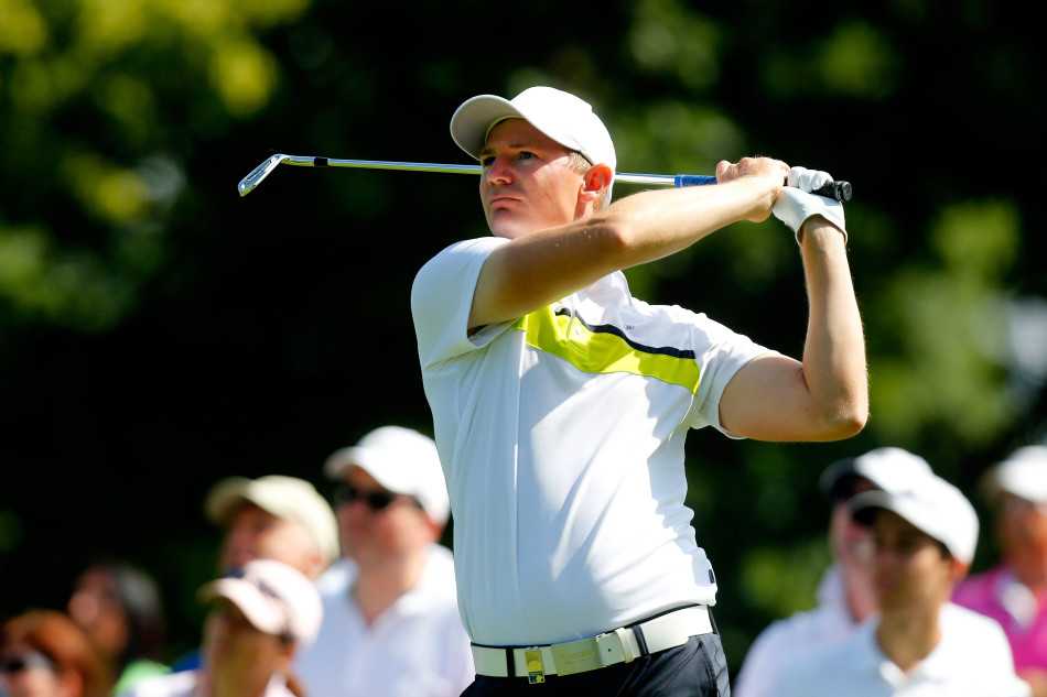 拉斯-延森正迈着坚定的大步走向果岭，充满活力的步伐透露出自信与对比赛局势的掌控感。