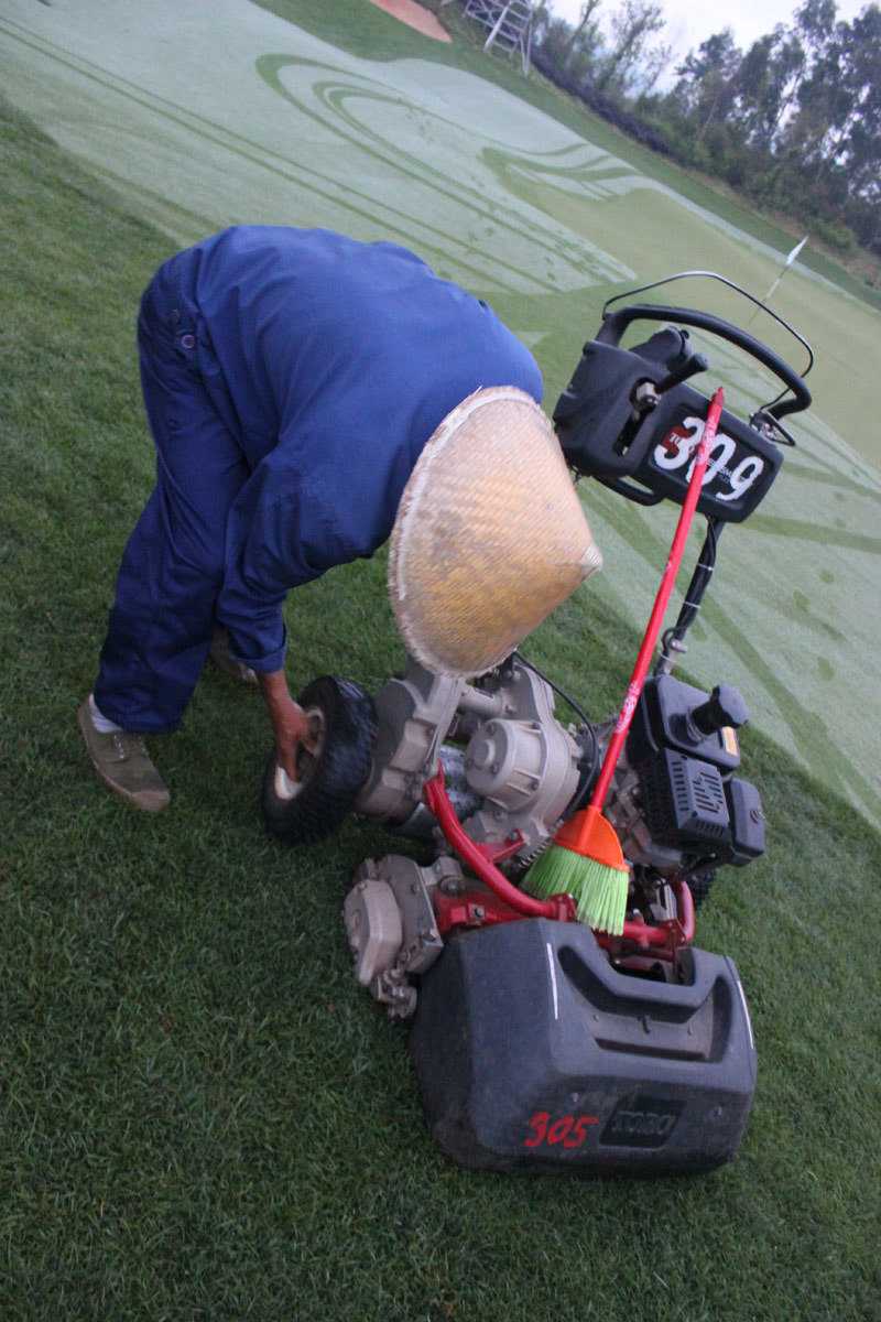 破晓时分的高尔夫球场养护交响曲 天边泛起鱼肚白,晨光勾勒出草坪养护车队归来的剪影,忙碌的清晨工作暂告段落,球场在静谧中等待着即将到来的喧嚣与挑战。