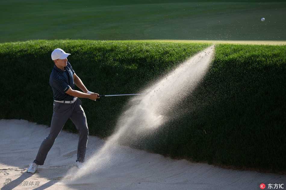 斯皮思从沙坑中击出那记决定冠军归属的传奇一切，身体姿态充满力量与技巧。