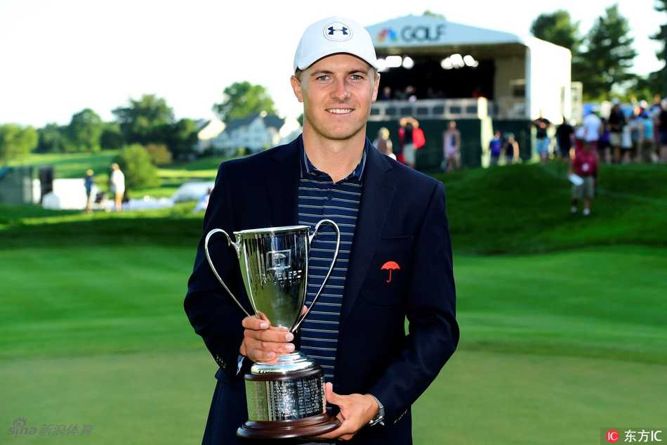 斯皮思在旅行者锦标赛决赛轮中专注凝视，眼神中充满对胜利的渴望。