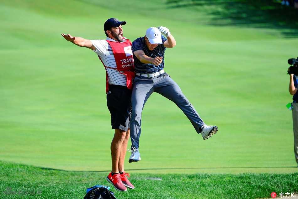 小球进洞瞬间，斯皮思与球童迈克尔·格瑞勒激动地拥抱撞胸，尽情释放夺冠的狂喜。