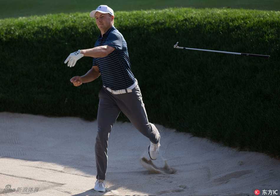 斯皮思手持冠军奖杯，深情一吻，这一刻所有的努力与坚持都化为了甘甜。