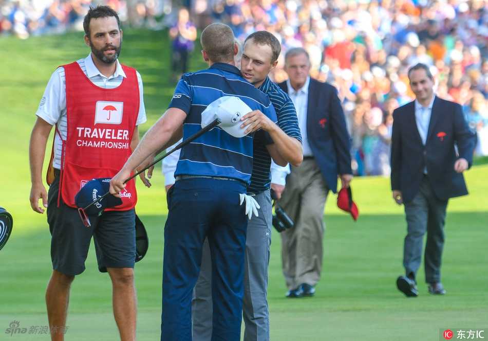 麦克罗伊在比赛中观察推杆线路，他正在为新推杆寻找顺滑手感。