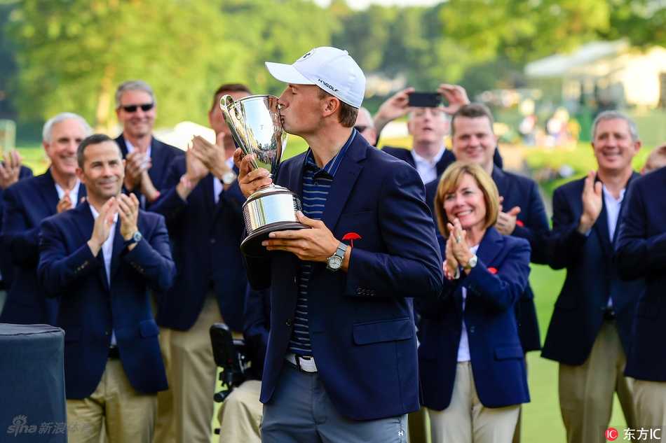 斯皮思与球童格瑞勒并肩站立，两人默契十足，他们的合作是赛场上一道胜利的风景线。