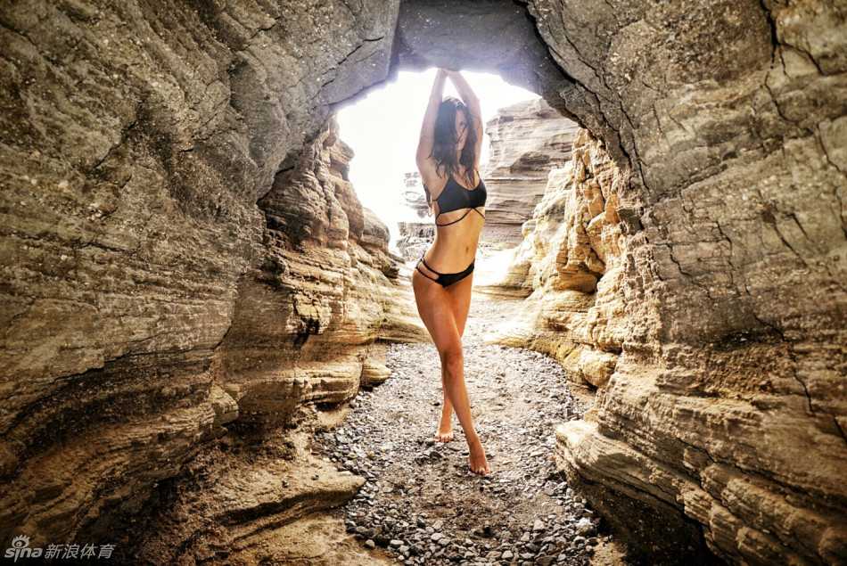 碧波伊人:泳装模特梅格·阿基姆的夏威夷光影诗篇 黄昏时分,梅格坐在海滩秋千上,暖色调光影洒满全身,笑容灿烂如夏威夷晚霞,洋溢着无忧无虑的快乐