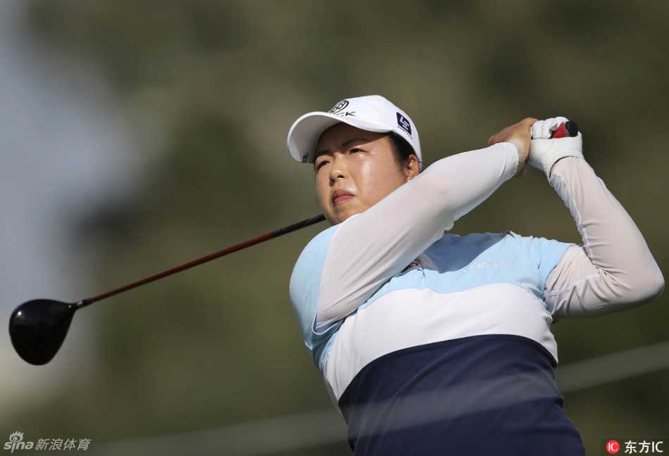 沙漠绿洲上的女王:冯珊珊迪拜五年四冠传奇 冯珊珊笑纳个人第四座迪拜冠军奖杯,她轻吻奖杯,喜悦与自豪之情溢于言表,周围是庆祝的掌声。