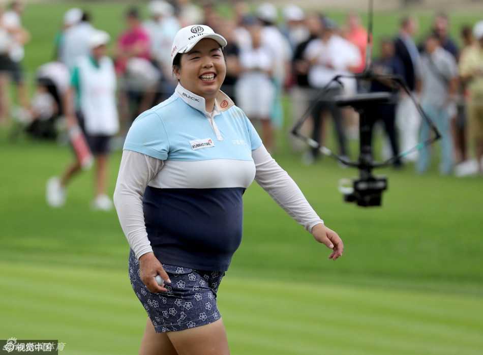 沙漠绿洲上的女王:冯珊珊迪拜五年四冠传奇 冯珊珊在迪拜的阳光下露出温暖而坚定的笑容,这笑容背后是无数小时的练习与不言放弃的坚持。