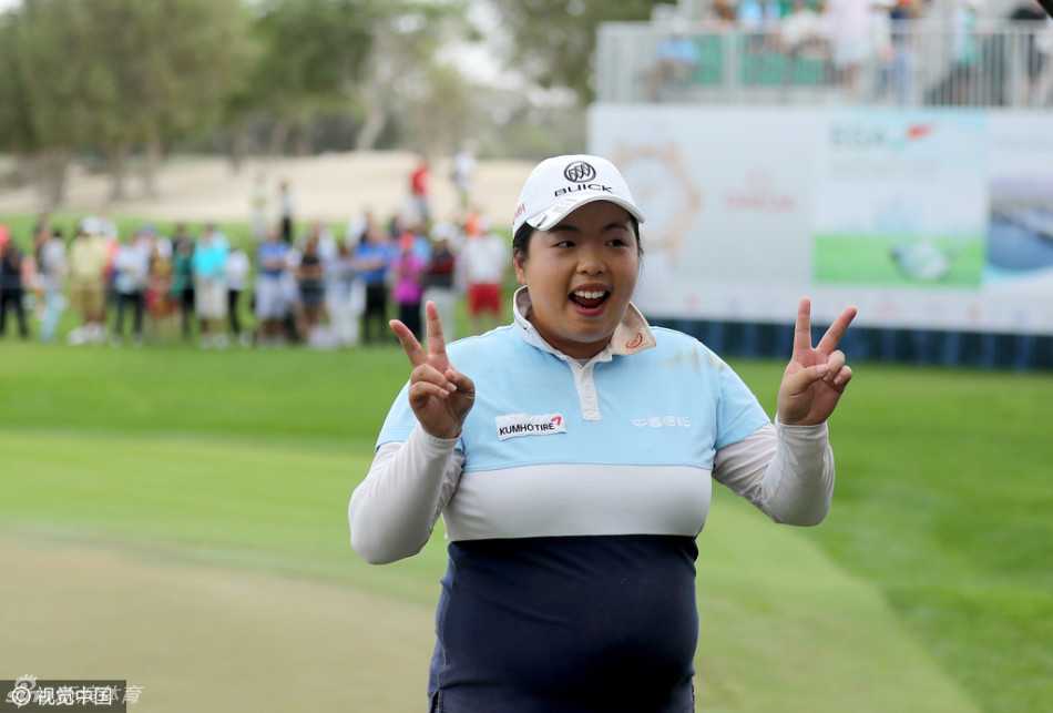 沙漠绿洲上的女王:冯珊珊迪拜五年四冠传奇 冯珊珊在果岭上优雅收杆,身姿平衡而稳定,目光追随着球的轨迹,展现出教科书般完美的击球动作。