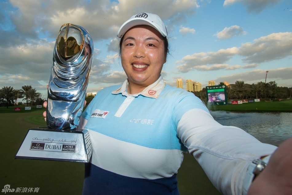 沙漠绿洲上的女王:冯珊珊迪拜五年四冠传奇 冯珊珊在迪拜球场上自信挥杆,阳光勾勒出她专注而有力的身姿,小白球划破天际飞向果岭。