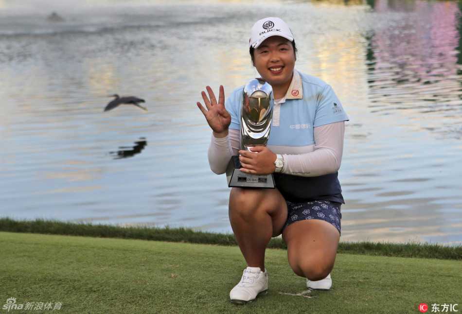 沙漠绿洲上的女王:冯珊珊迪拜五年四冠传奇 冯珊珊与赛事奖杯的冠军自拍,她笑容灿烂,眼中闪烁着胜利的光芒,背景是迪拜标志性的都市天际线。