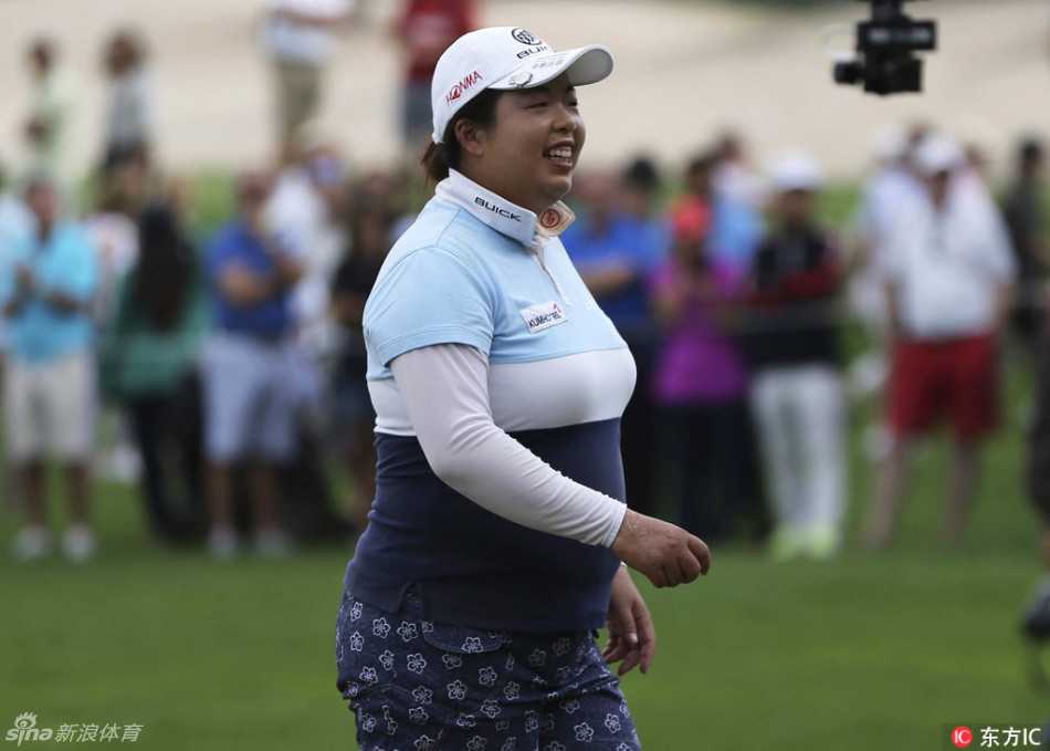 冯珊珊高举冠军奖杯向观众致意，灿烂笑容中充满了王者归来的气度，这一刻她站在世界高尔夫之巅。