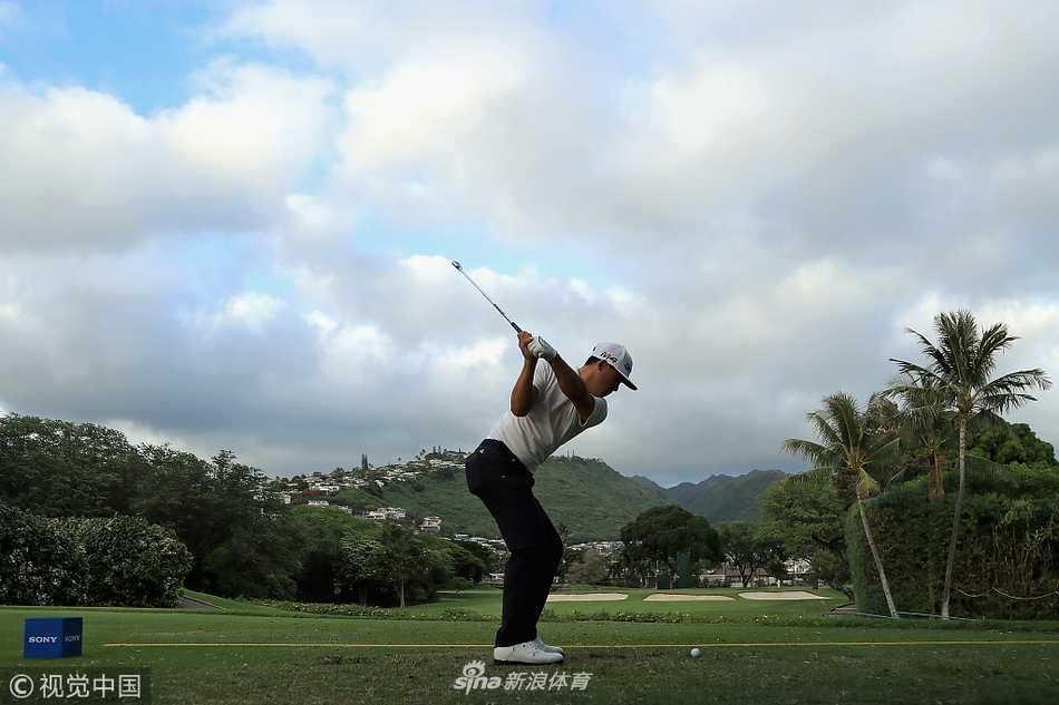 老将维杰·辛格在练习果岭上凝神推杆，其专注的神情与夏威夷的悠闲氛围形成对比，彰显冠军球员的职业风范。