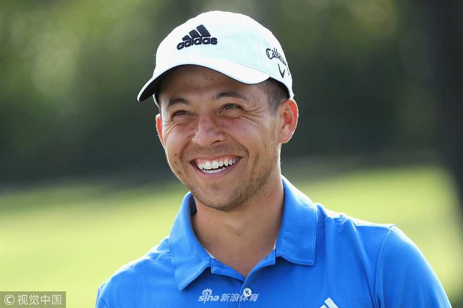 美巡赛最佳新人赞德·谢奥菲勒在练习轮中开球，动作流畅有力，背景是瓦伊莱乡村俱乐部经典的树荫球道。