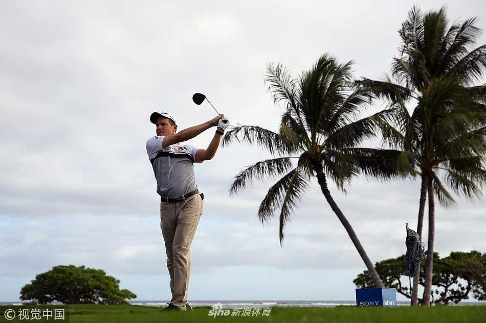 夏威夷瓦伊莱乡村俱乐部全景，蓝天白云下，蜿蜒的球道与远处的太平洋海景融为一体，尽显度假胜地赛事的独特魅力。