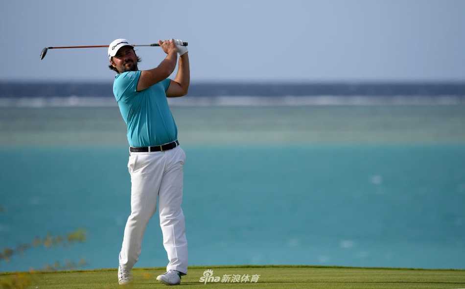 法国选手杜比松在沙坑中救球，动作流畅潇洒，展现出精湛的短杆技术。