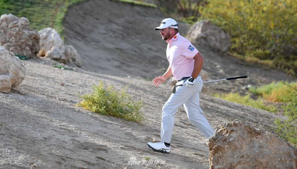 麦克道尔在沙特国际赛第三轮中全神贯注地推杆，眼神中透露出对胜利的坚定渴望。
