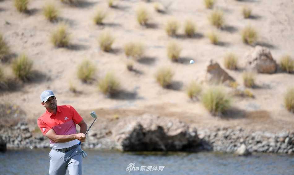 夕阳西下，皇家绿地球场的剪影与观众身影交织，构成一幅宁静而充满期待的比赛日落画面。