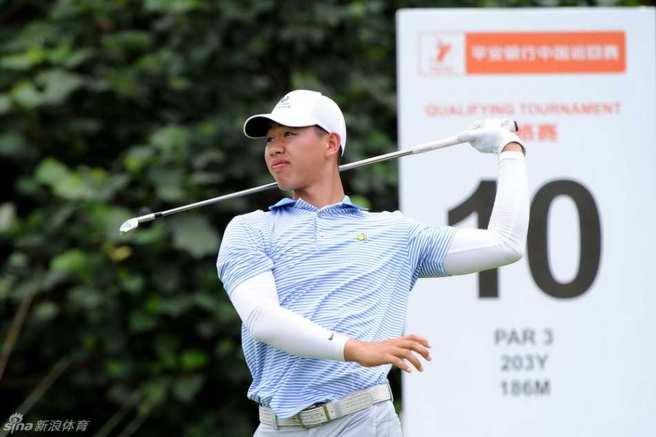 年轻冠军尹勇铉在果岭上专注推杆，神情沉稳，身后是广阔的神州高尔夫球会赛场