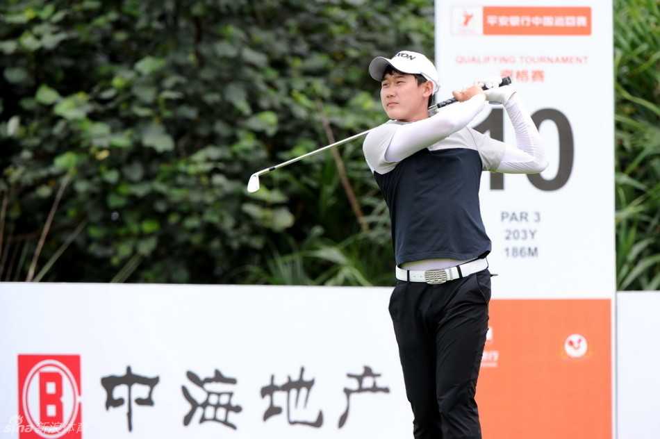 关天朗在球道上稳健挥杆，阳光洒在他的身上，身影坚定而充满希望