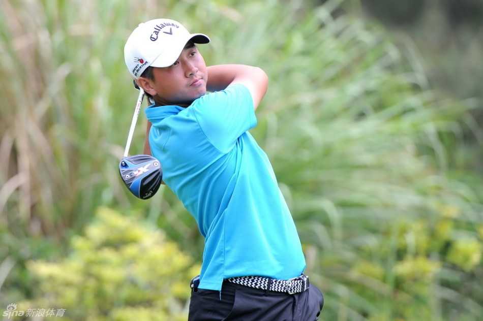 冠军尹勇铉手持奖杯绽放笑容，身旁的绿茵场与蓝天共同见证胜利时刻