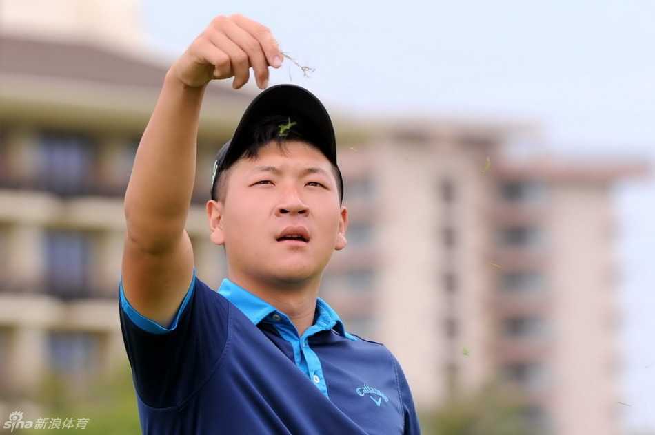 赛事裁判与工作人员在场上共同测量球位，确保比赛公平公正进行