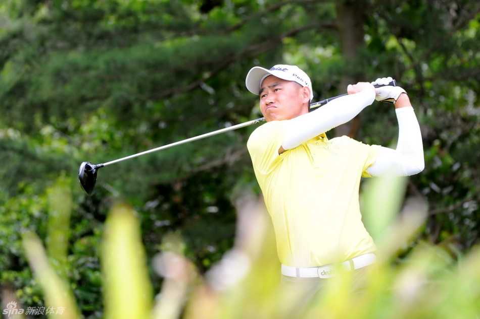 球员在长草区中观察球位，凝神思考下一步击球策略，神情严肃认真