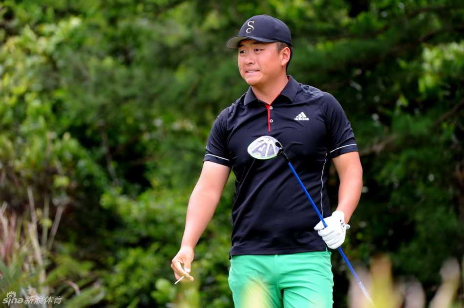 比赛现场观众聚集在果岭旁，屏息凝神观看球员推杆，氛围紧张而专注