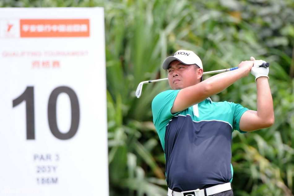 夕阳下球员走向下一个发球台，长长的身影投射在如画的球道草地上