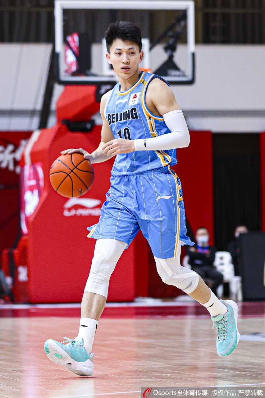 随着比分差距越拉越大，北京队球员方硕脸上写满了无奈，他高举手臂向队友示意，试图挽回溃败的局势。
