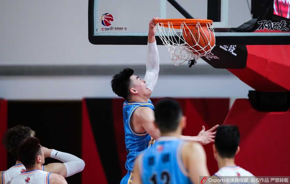 篮下成为双方必争之地，北京首钢队范子铭奋力跃起，试图在王哲林的头顶完成进攻，肌肉碰撞的火花四溅。