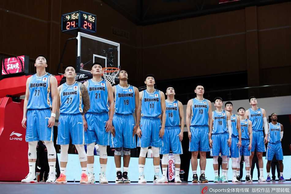 福建队外援尼克尔森在进攻端显得游刃有余，他巧妙地将球从人缝中传出，撕破了北京队的整条防线。