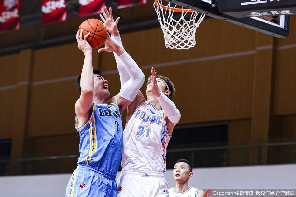北京队常林在福建队员的严密包夹下强行突破上篮，尽管动作舒展，却难阻球队整体崩盘的命运。