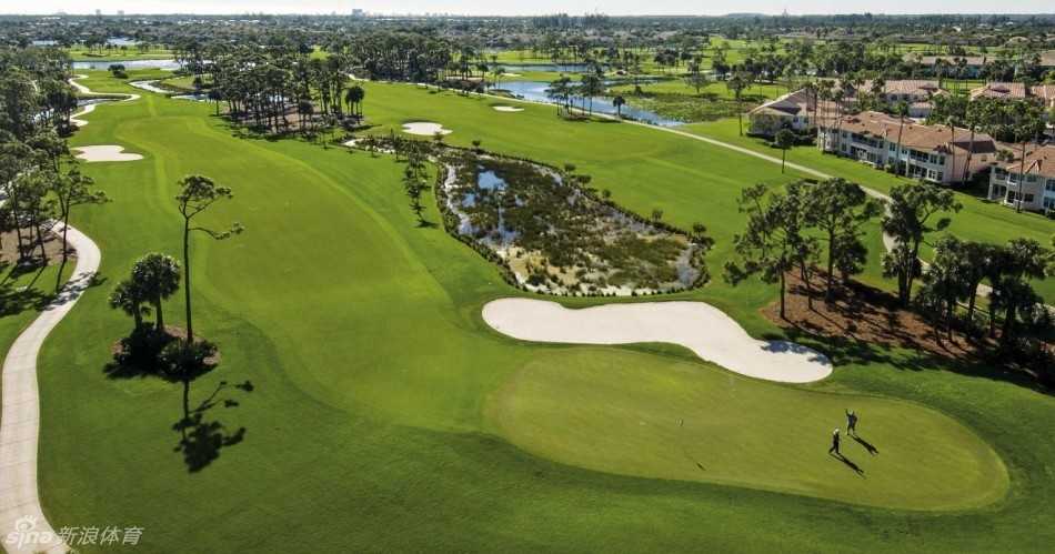 晨曦微露，宽广的球道如绿色丝带般在起伏的丘陵间舒展，引导着球员的目光与策略。