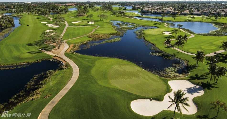 夕阳为广阔的球场镀上温暖的金辉，起伏的地形勾勒出柔和的光影线条，宁静而富有诗意。