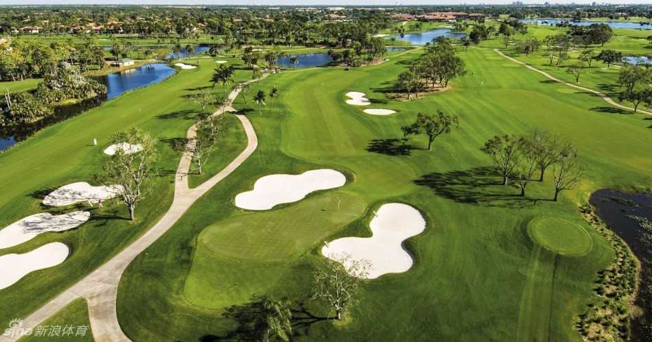 碧蓝的湖水紧贴着翠绿的球道边缘，构成清澈而危险的障碍，倒映着天空与树木，考验着球员击球的勇气与精准度。