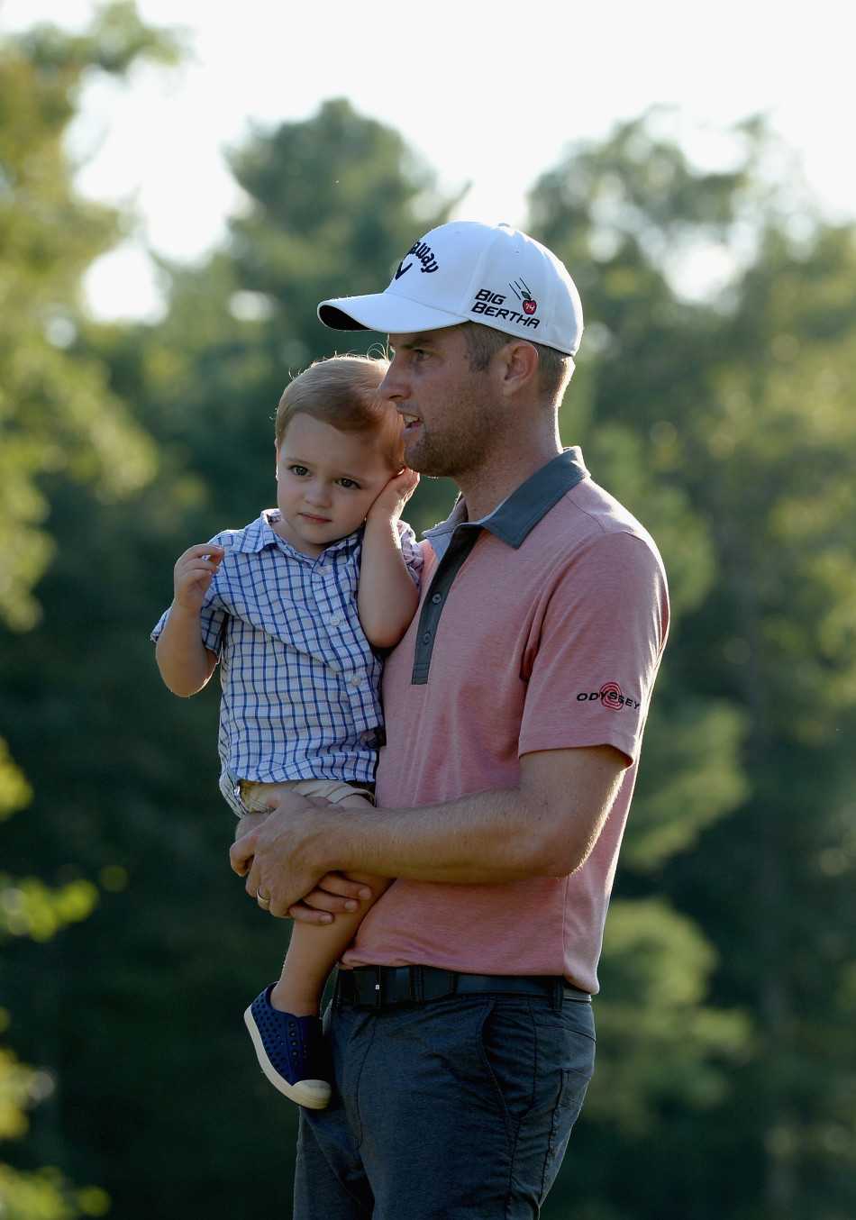 科克双手将沉重的冠军奖杯高高举过头顶，仰天大笑，尽情释放胜利的狂喜。