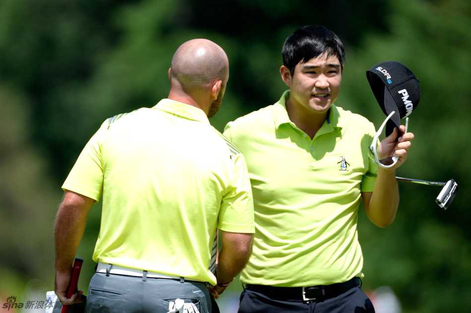 许约翰在比赛间隙与同组选手友好握手，展现了竞技体育中的尊重与风度。