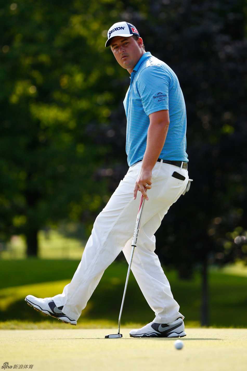 普特南错失关键一推后，他的白色高尔夫球遗憾地停在洞杯边缘，与球洞近在咫尺却遥不可及。