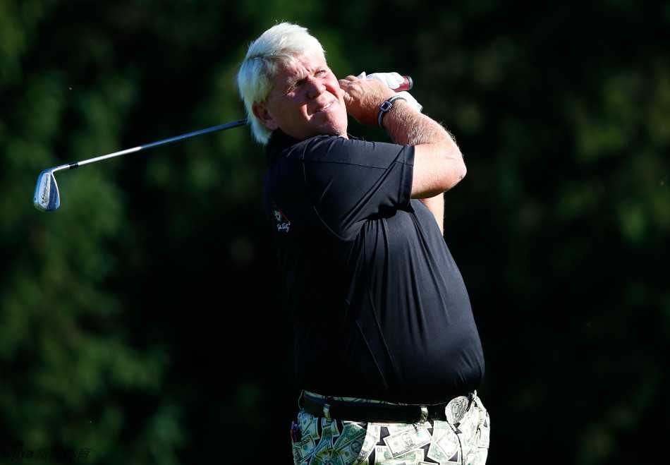 约翰·达利在击球后潇洒转身，他一头标志性的金色长发在风中飞扬，充满了不羁的个性。