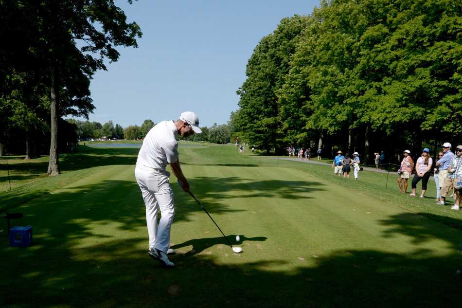 大卫·赫恩在比赛中果断挥杆击球，动作流畅而有力，捕捉到了力量爆发的决定性瞬间。